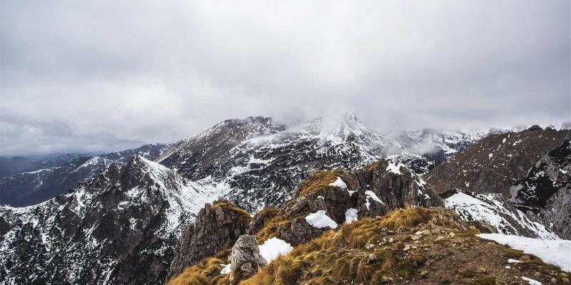 胶囊衣橱的极简主义：用30件品质好物，构建全年不费力的高级感