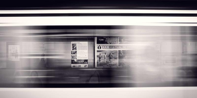 都市极简主义：在空间与穿搭中，实践‘少即是多’的生活美学